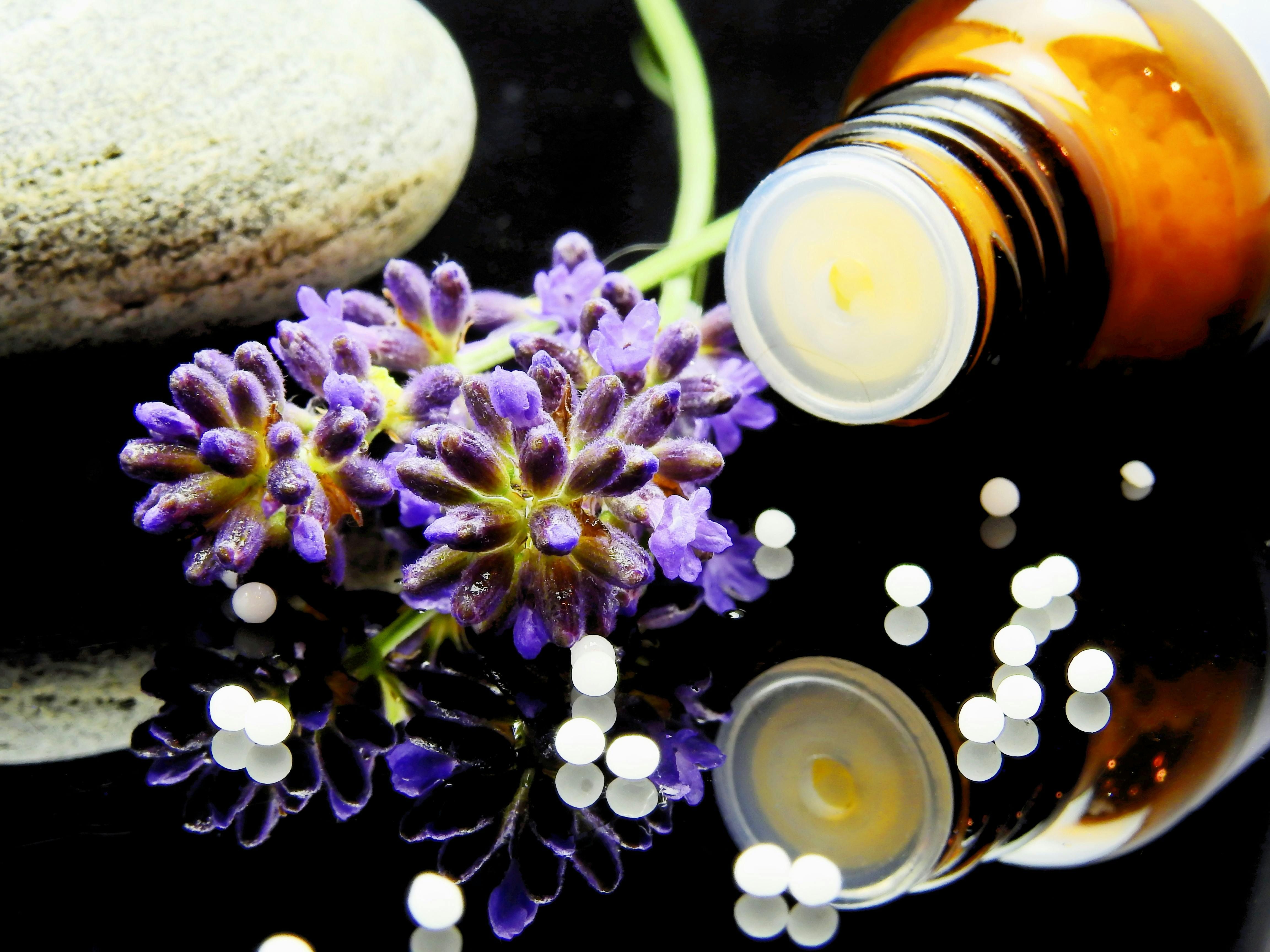 Lavender Essential Oil: A Natural Remedy for Stress Relief and Weight Loss A bottle of lavender essential oil with fresh lavender flowers, used for relaxation and weight loss support.