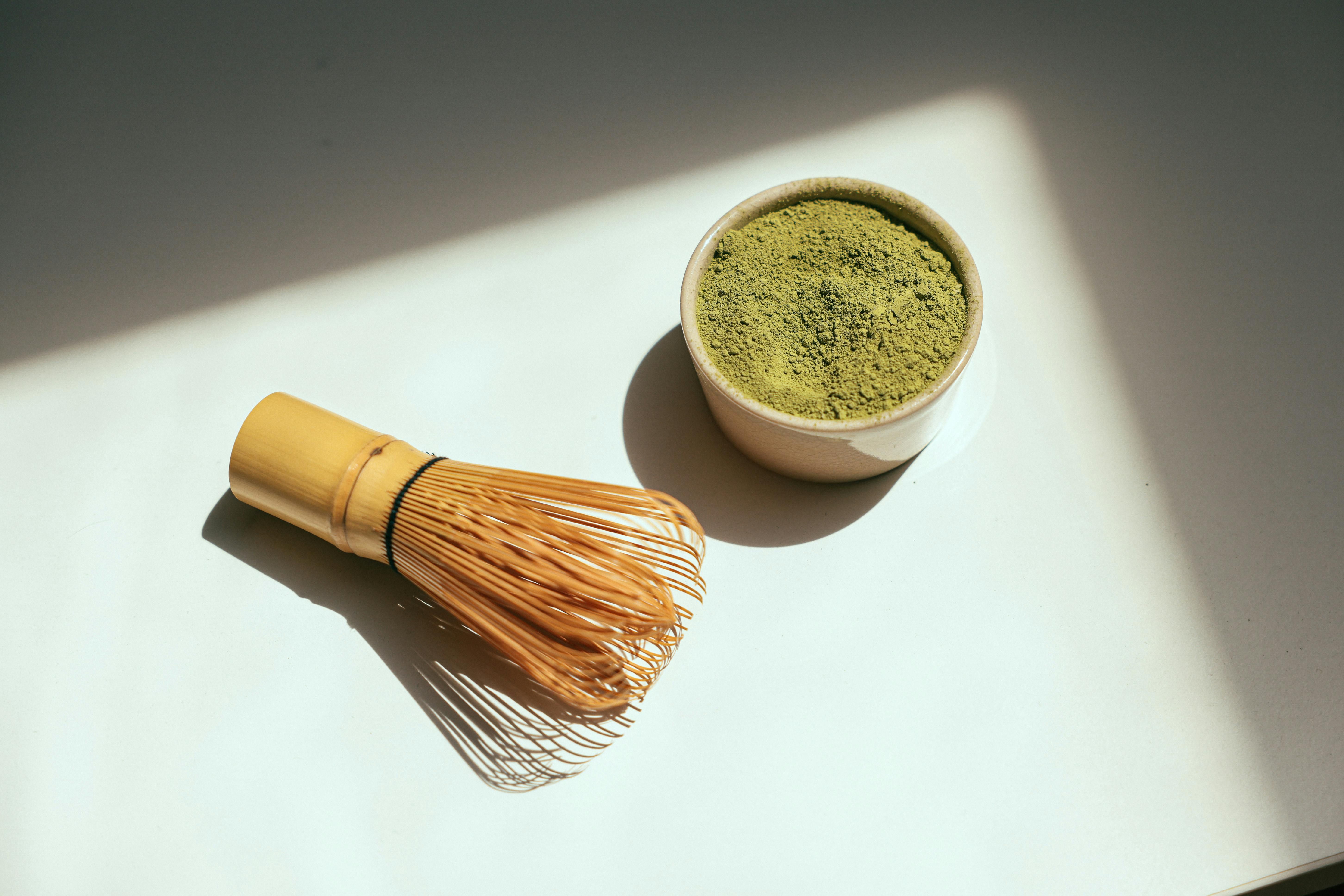 Matcha Powder: A Natural Boost for Weight Loss and Metabolism in Women Close-up of vibrant green matcha powder, highlighting its benefits for weight loss and metabolism boosting in women.