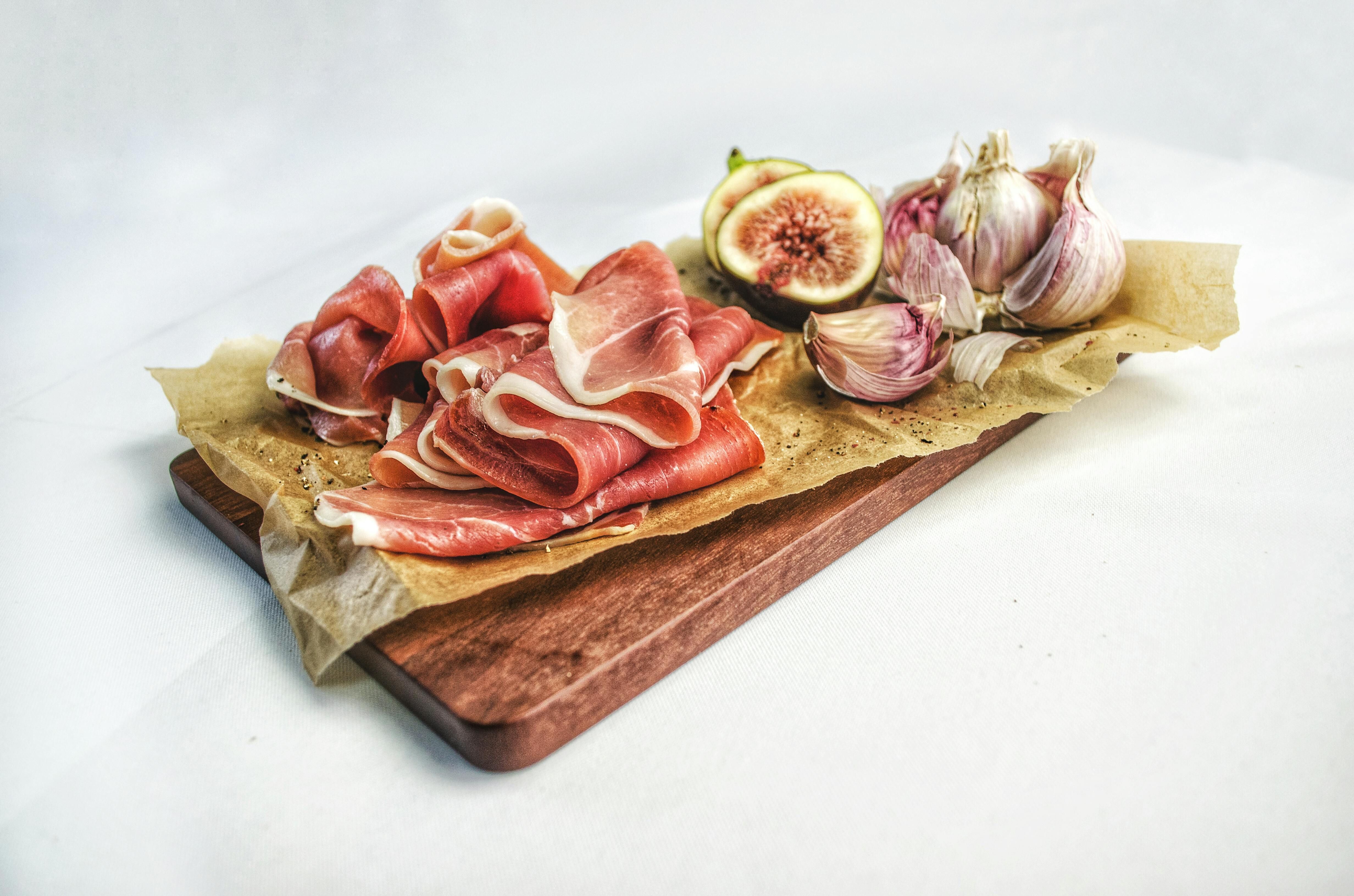 Spanish Jamón: A Traditional and Delicious Meat Dish A plate of delicious Spanish Jamón, thinly sliced and beautifully presented.