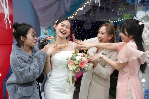 The 2024 Guide to Navigating Toxic Friendships: Recognizing Emotional Drain and Prioritizing Healthier Relationships A woman reflecting on a toxic friendship, considering healthy boundaries and emotional well-being.